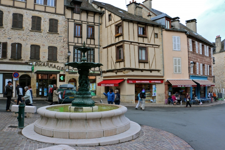 Place de la Fontaine. - Saint-Geniez-d'Olt