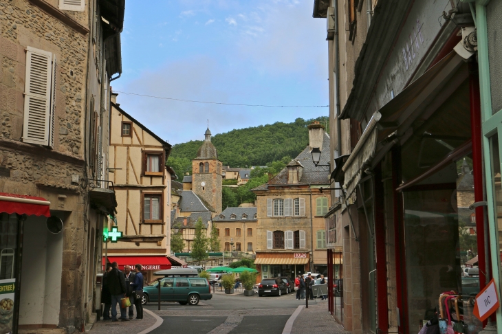 Rue du commerce. - Saint-Geniez-d'Olt