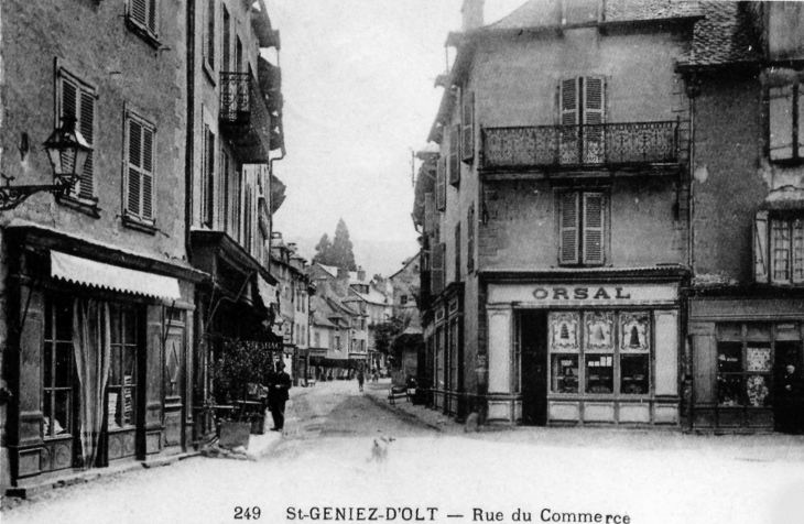 Rue du Commerce, vers 1905 (carte postale ancienne). - Saint-Geniez-d'Olt