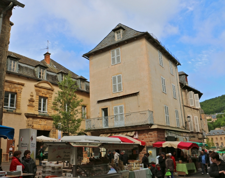 Un jour de marché. - Saint-Geniez-d'Olt