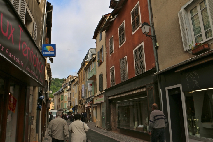 Une rue commerçante. - Saint-Geniez-d'Olt