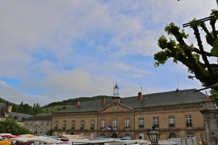 Jour de marché, place de la Mairie. - Saint-Geniez-d'Olt