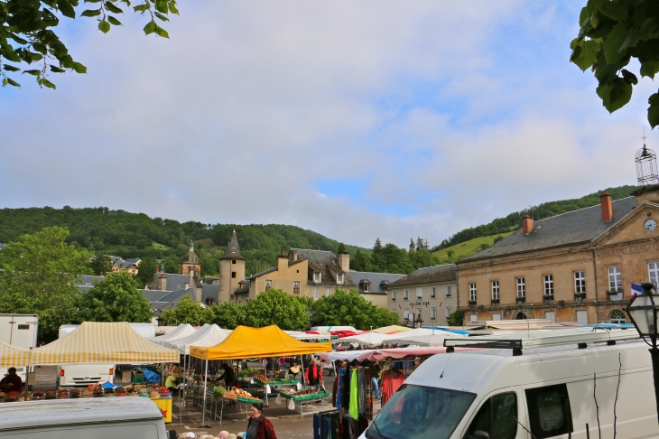 Le jour du marché. - Saint-Geniez-d'Olt