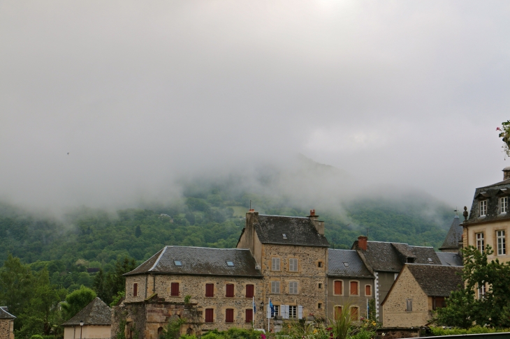 Au petit matin. - Saint-Geniez-d'Olt