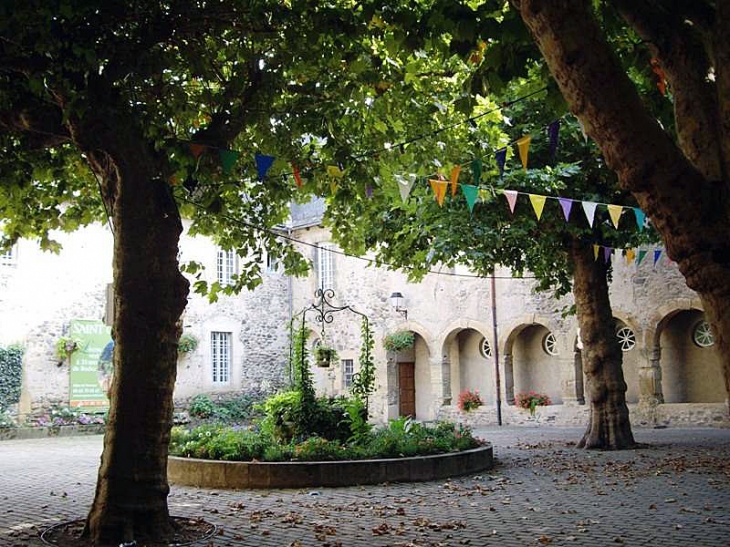 La cour du couvent - Saint-Geniez-d'Olt