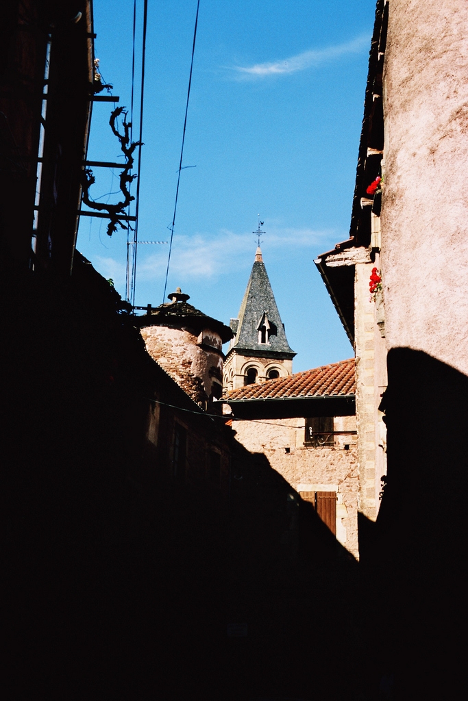 Une rue en contraste - Saint-Izaire