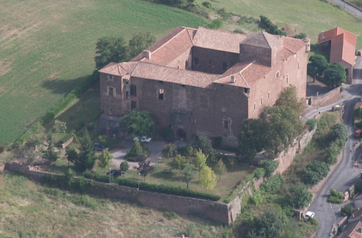 Vue aérienne du village fortifié et le château fort du 14ème siècle  - Saint-Izaire