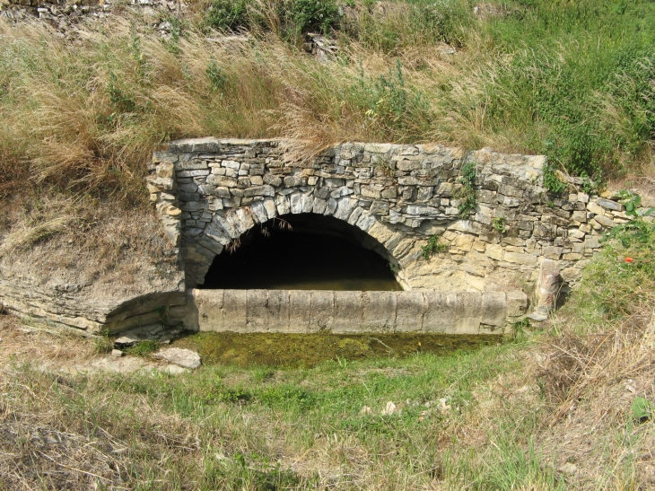 Vieil aqueduc à Mélac - Saint-Rome-de-Cernon