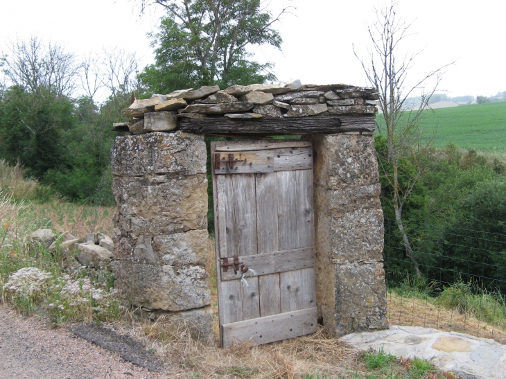 La porte vers le passé ... - Saint-Rome-de-Cernon