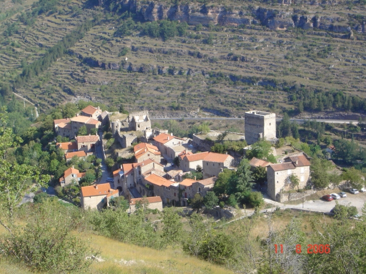 Hameau et chateau d'auriac vu des hauteurs - Saint-Rome-de-Tarn