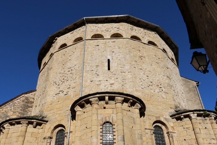 Le chevet de l'églises Sainte Eulalie. - Sainte-Eulalie-d'Olt