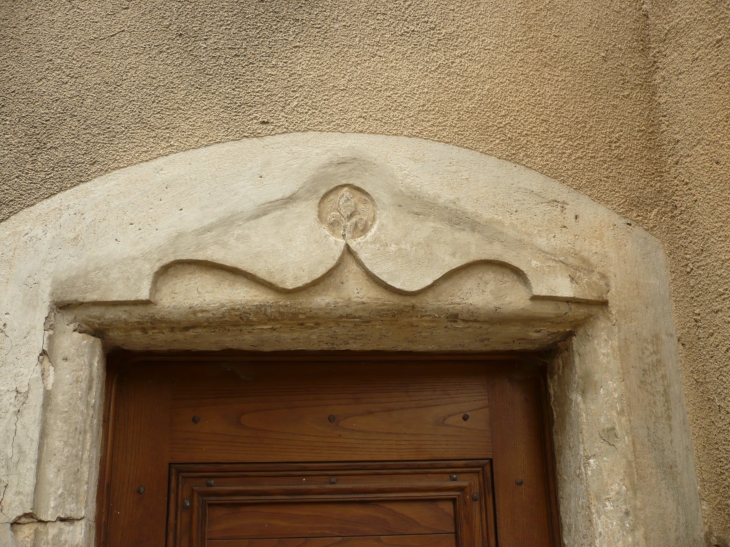 Détail : Linteau avec fleur de lys. - Sainte-Eulalie-de-Cernon