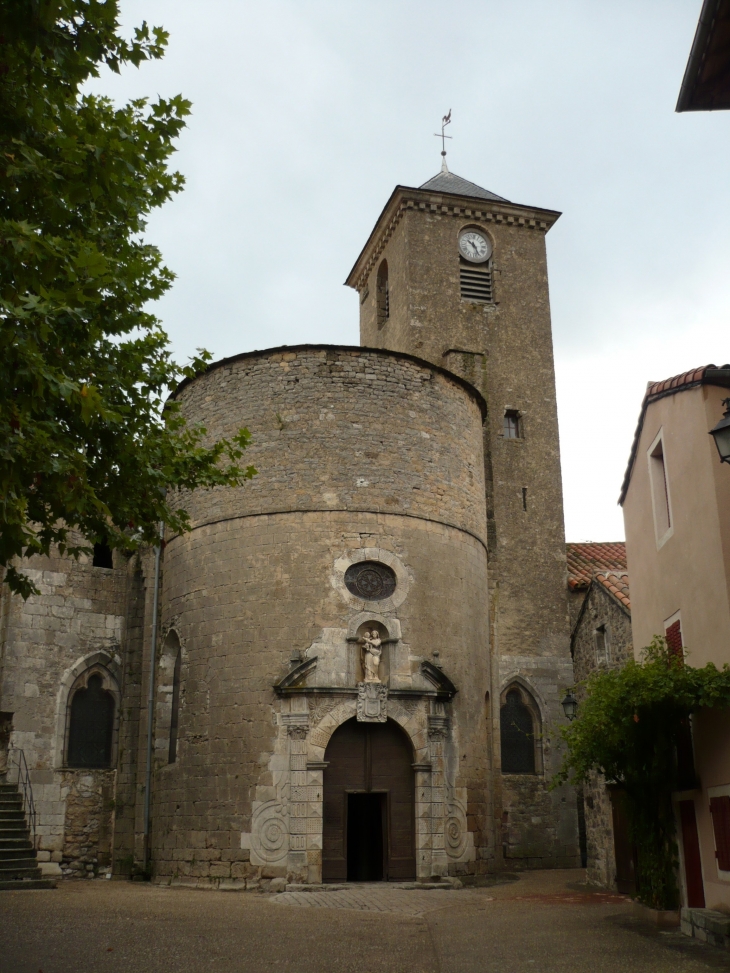 L'église romane des Templiers dont le sens a été inversé au XVIIe siècle. C'est de cette époque que date le portail baroque ouvert sur la place. - Sainte-Eulalie-de-Cernon