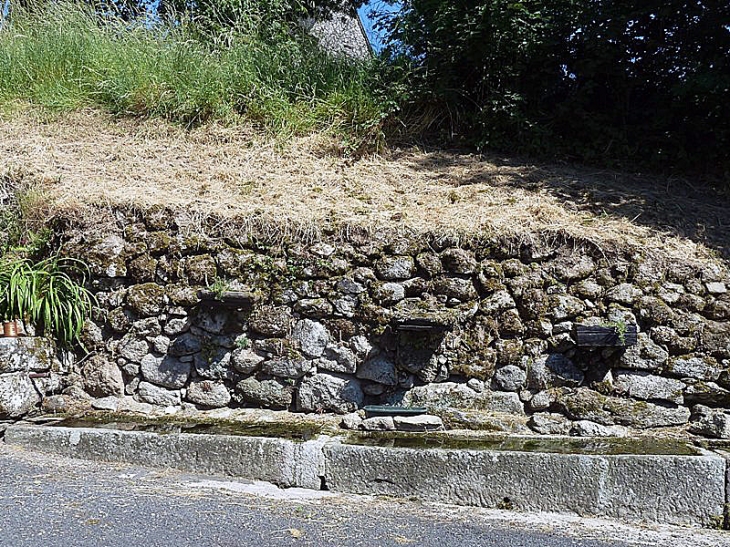 Bénaven : fontaine - Sainte-Geneviève-sur-Argence