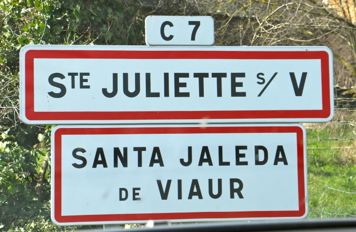 Autrefois : au XIIe siècle, église donnée à l'abbaye de Conques. - Sainte-Juliette-sur-Viaur