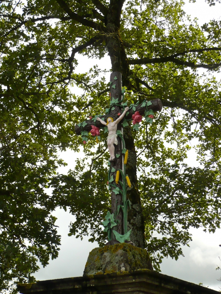 Christ en croix sur la commune d'Inières. - Sainte-Radegonde