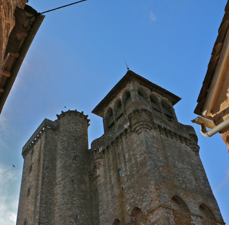 L'église fortifiée de sainte Radegonde. - Sainte-Radegonde