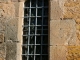 Fenêtre avec cadran solaire de l'église fortifiée d'inières ou Notre Dame de la Nativité.
