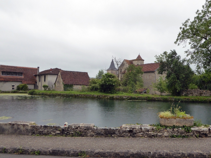 Vue sur le village - Salles-Courbatiès