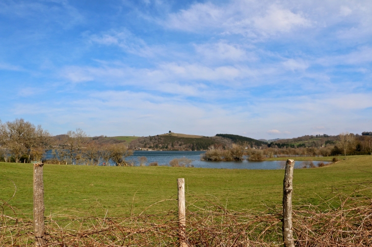 Le lac de Pareloup. - Salles-Curan