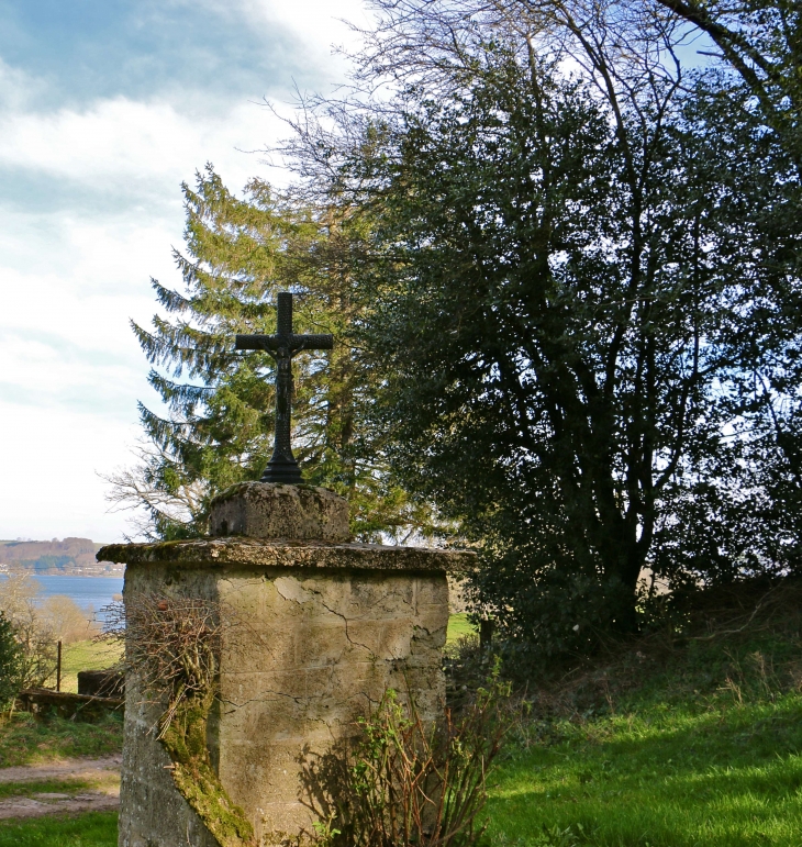 Croix de chemin à Charouzech. - Salles-Curan