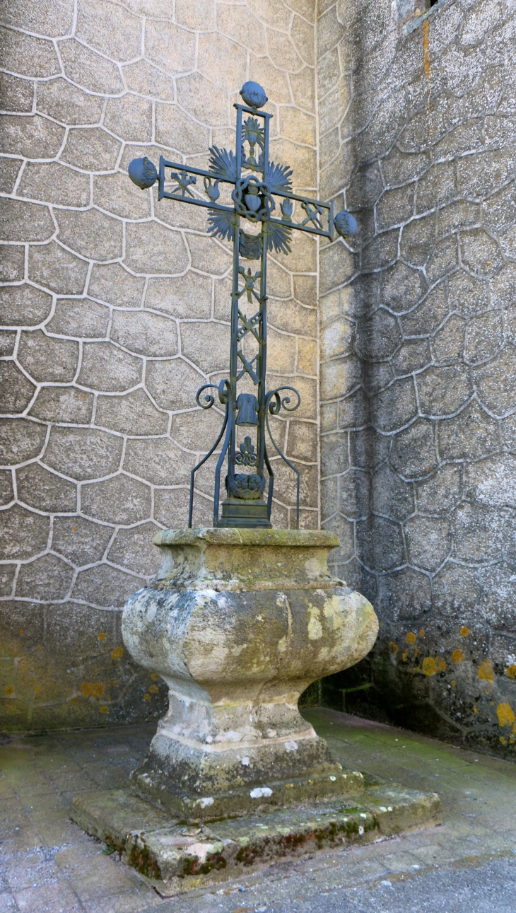 Croix de Mission contre l'église Saint Martin à Saint Martin des Faux. - Salles-Curan