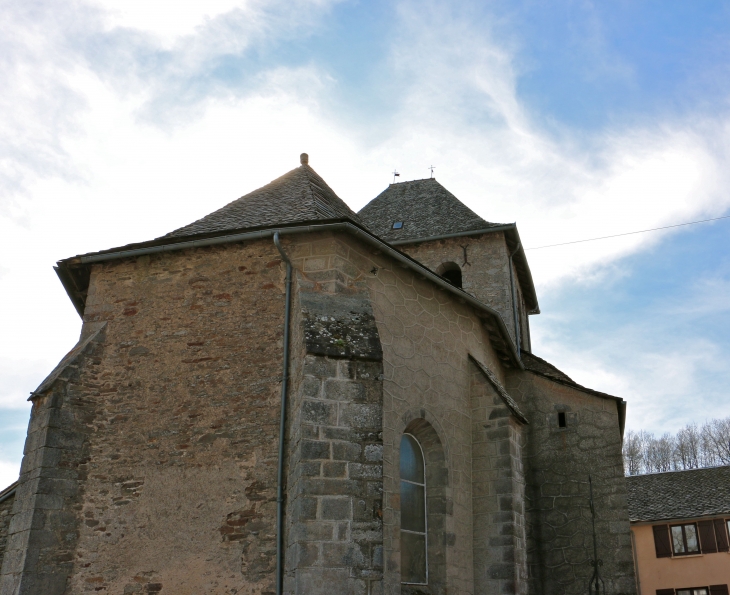 Le chevet de l'église Saint Martin à Saint Martin des Faux. - Salles-Curan