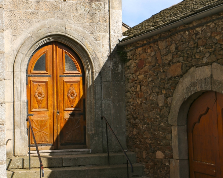 Portail de l'église Saint Martin à Saint Martin des Faux. - Salles-Curan