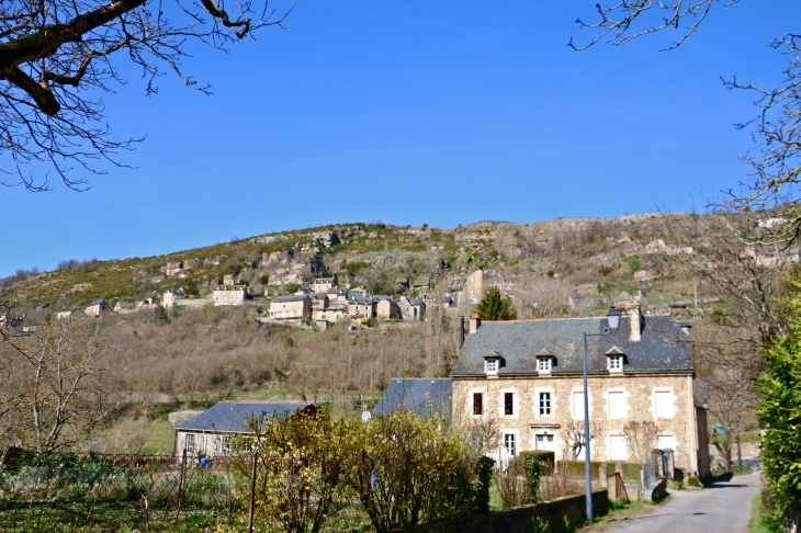 Près de l'église Saint Paul. - Salles-la-Source