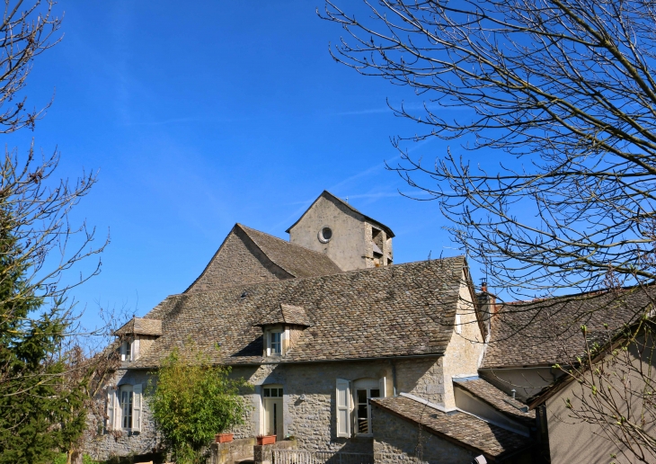 Clocher de l'église fortifiée de Souyri. - Salles-la-Source