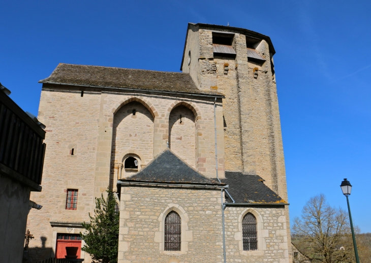 Eglise de Souyri. Cette église fortifiée, en partie romane, fut construite au XIe siècle par les templiers, Souyri étant sur le chemin de Saint Jacqies de Compostelle. - Salles-la-Source