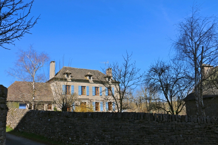 Belle maison du village de Souyri. - Salles-la-Source