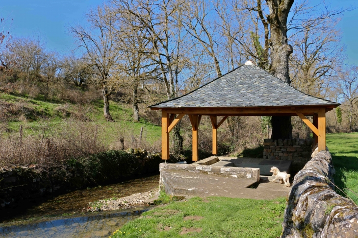 A l'entrée du village de Souyri : le lavoir. - Salles-la-Source