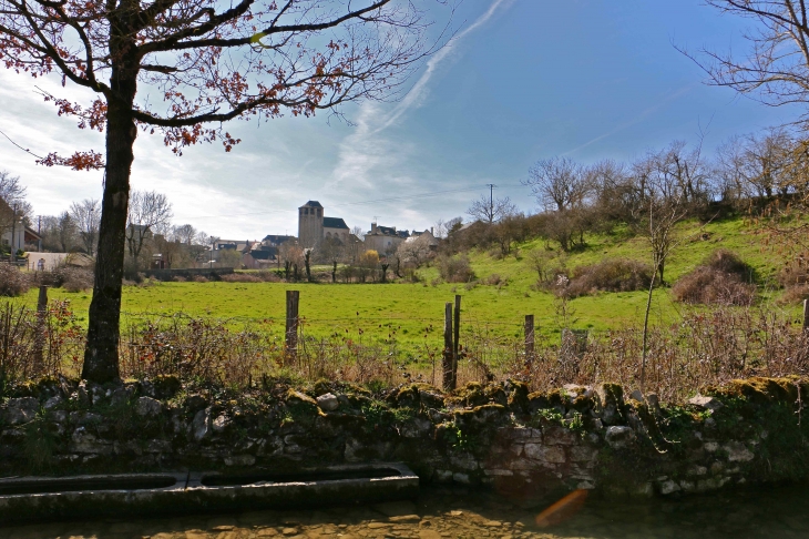 De l'abreuvoir, vue sur le village de Souyri. - Salles-la-Source