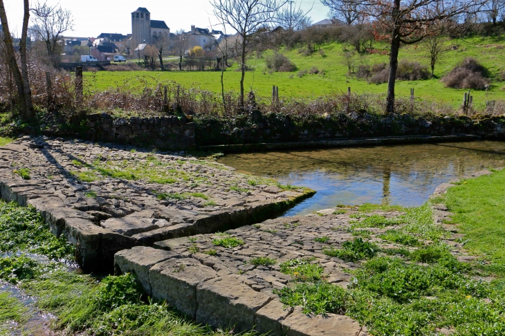 A l'entrée du village de Souyri : l'abreuvoir. - Salles-la-Source