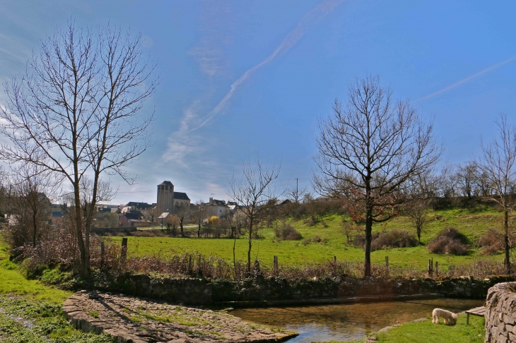 Vue sur le village de Souyri. - Salles-la-Source