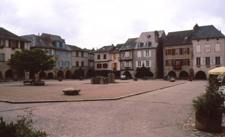 La place centrale  Crédit : André Pommiès - Sauveterre-de-Rouergue
