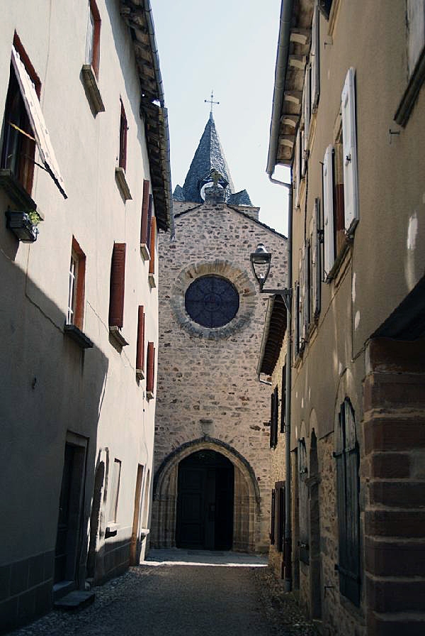 Vers l'église - Sauveterre-de-Rouergue