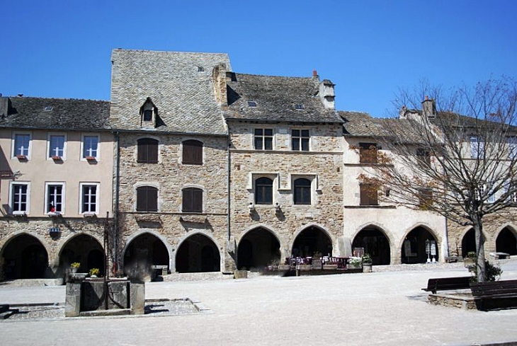 La place centrale - Sauveterre-de-Rouergue