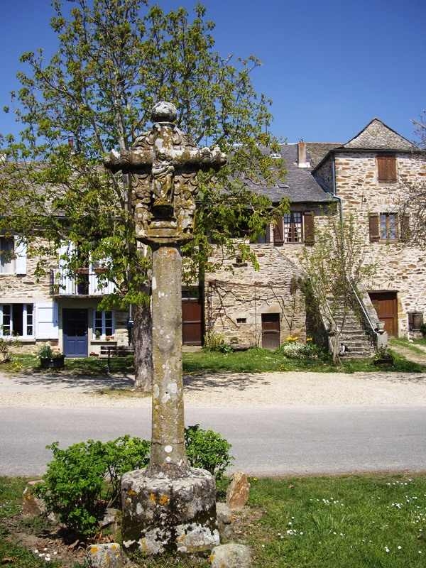 La croix hors les murs - Sauveterre-de-Rouergue