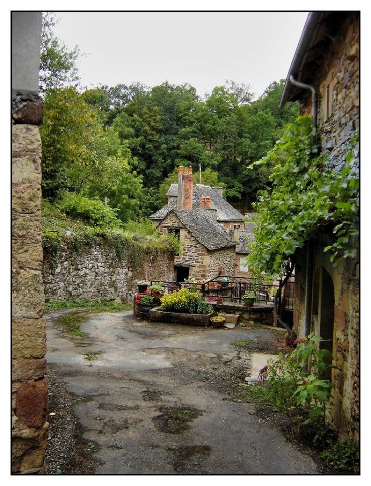 Petite rue fleurie dans le hameau de Verrières - Sébrazac