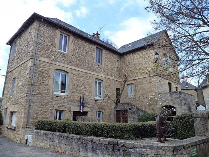 La mairie Le 1er Janvier 2016 les communes Laissac et Sévérac-l'Église   ont fusionné  pour former la nouvelle commune  Laissac-Sévérac-l'Église