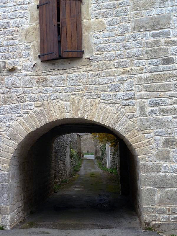 Ruelle sous porche - Sévérac-l'Église