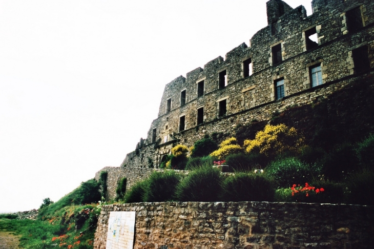 Le château en arrivant. - Sévérac-le-Château