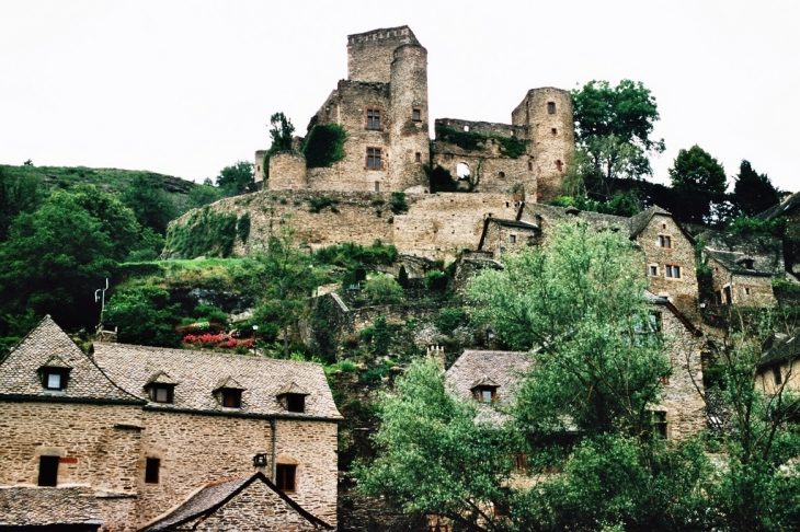 Les maisons sont à ses pieds - Sévérac-le-Château