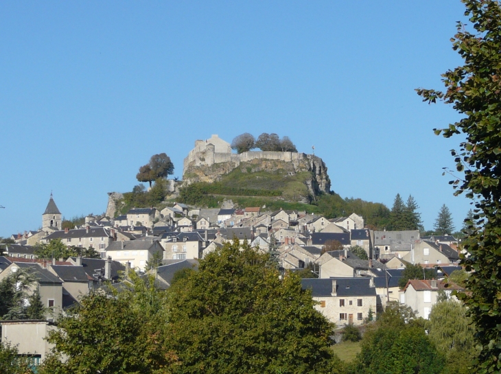 Le village et son château sur la colline  Crédit : André Pommiès - Sévérac-le-Château