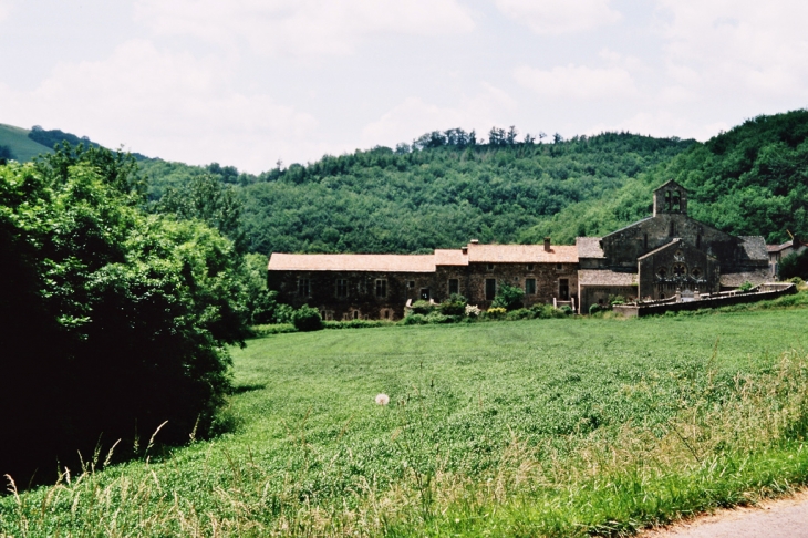 Abbaye vue des champs proches - Sylvanès