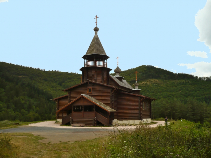 Elle est construite en bois dans la pure tradition du VIIe siècle russe. Sa hauteur : 27 mètres depuis sa base au sol. Superficie : 300m2. - Sylvanès