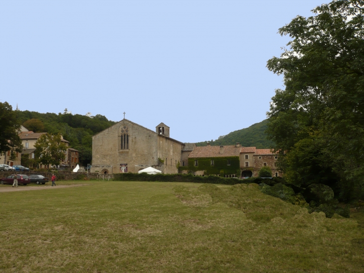 Vue sur l'église. - Sylvanès