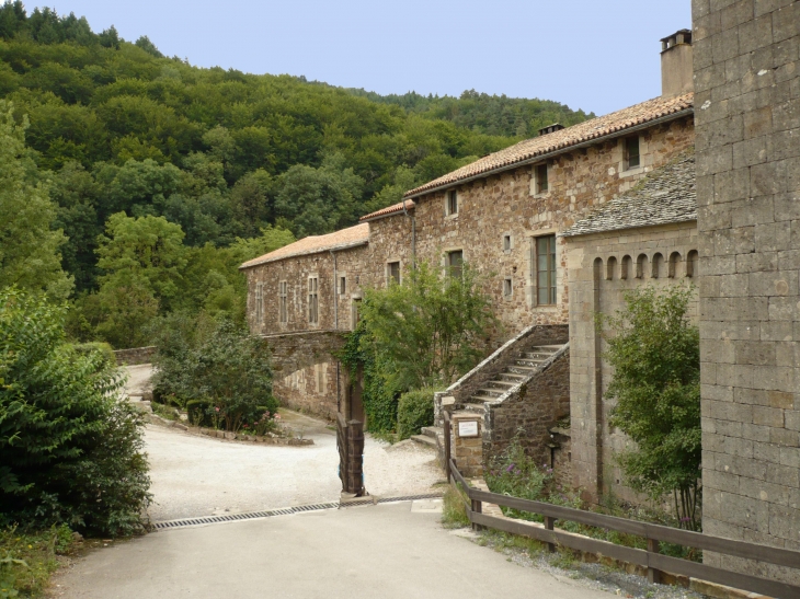 Vue sur l'abbaye. - Sylvanès